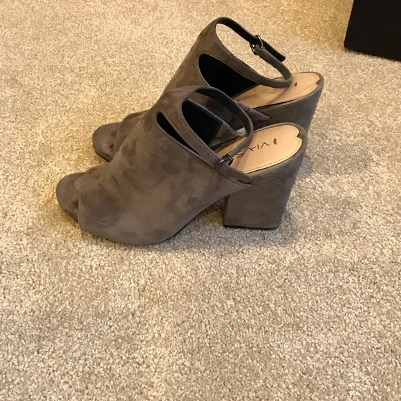 Grey heels open toe - Picture 2 of 4